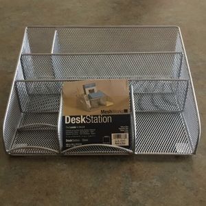 MeshWorks Desk Station- Silver